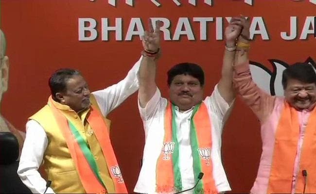 तृणमूल को झटका, भाटपाड़ा से विधायक अर्जुन सिंह ने थामा भाजपा का दामन