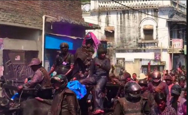 शाहजहांपुर में निकाला गया ‘लाट साहब” का जुलूस, मारे गये जूते