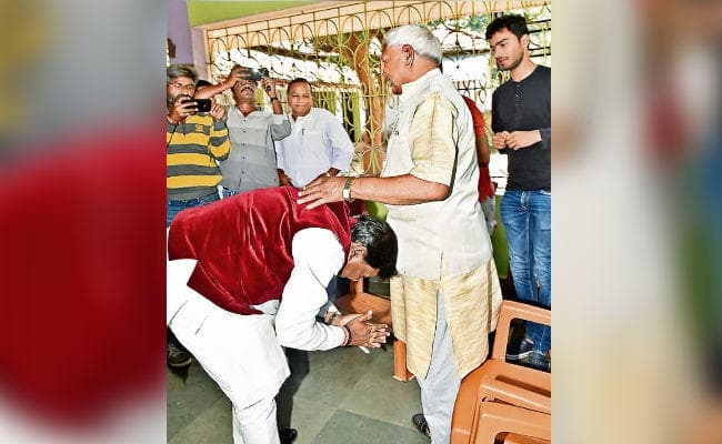 ….जब अर्जुन मुंडा ने कड़िया मुंडा से लिया आशीर्वाद