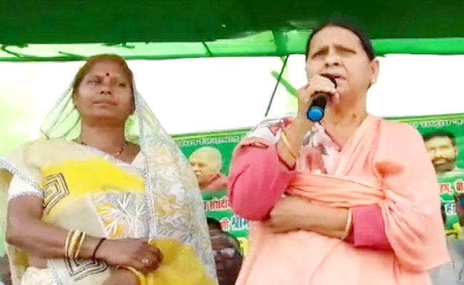 नाबालिग से रेप के दोषी की पत्नी के लिए राबड़ी देवी ने मांगे वोट, कहा- ”राजवल्लभ जी” को फंसाया गया