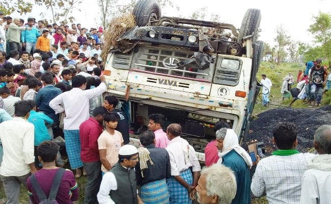 बेतिया : गिट्टी लदी हाइवा पिकअप वैन पर पलटी, 8 की मौत, सात घायलों में 3 की स्थिति गंभीर