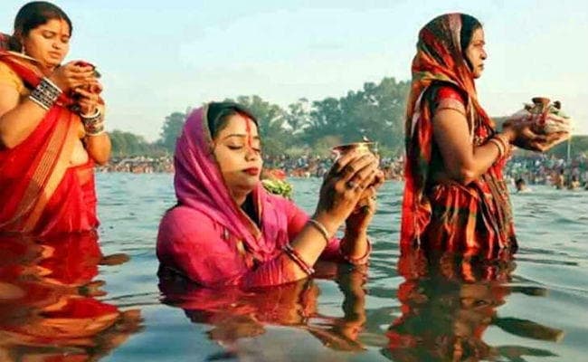 अस्ताचलगामी सूर्य को दिया अर्घ्य