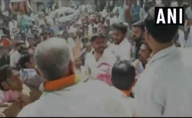 …और आपस में ही भिड़ गये भाजपा कार्यकर्ता, जमकर हुई मारपीट, देखें वीडियो