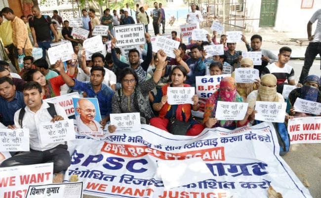 BPSC कार्यालय के सामने धरने पर बैठे PT के अभ्यर्थी, कहा- ”न्याय नहीं, तो वोट नहीं”