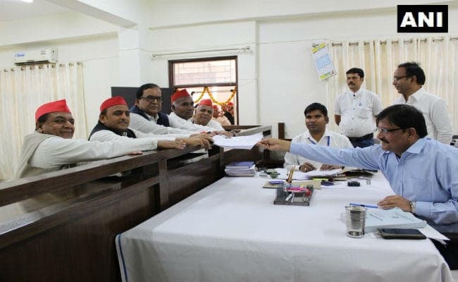 अखिलेश यादव ने आजमगढ़ से नामांकन दाखिल किया, भाजपा पर बोला हमला