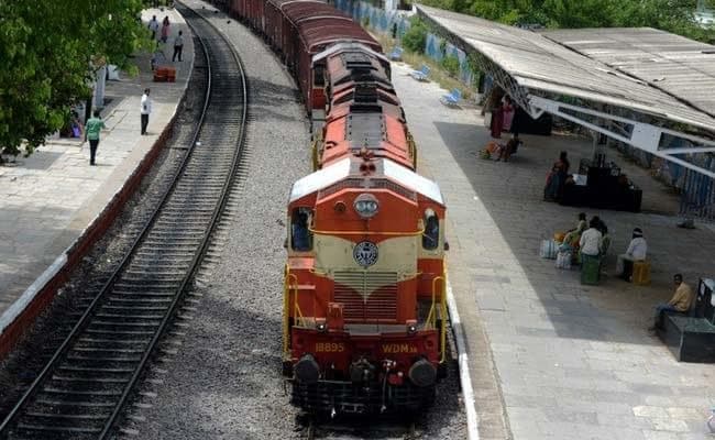 सिग्नल में खराबी से रेल सेवा बाधित