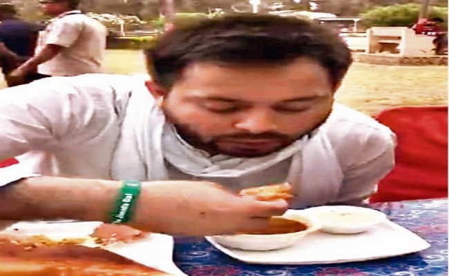 महागठबंधन के नेताओं के साथ तेजस्वी यादव ने लिया डोसे का मजा