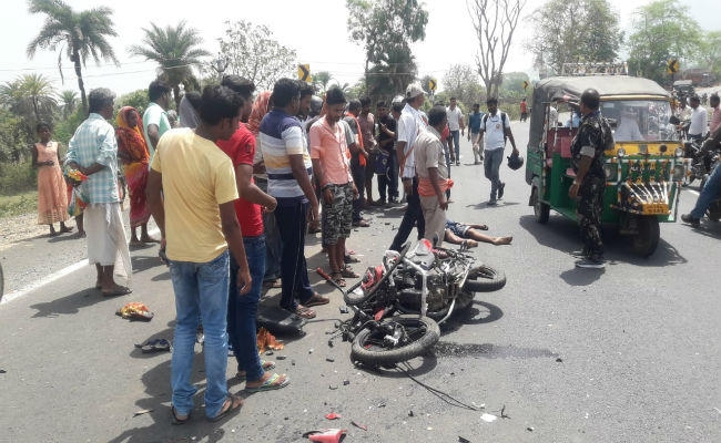 देवघर : बस ने बाइक में मारी जोरदार टक्कर, बाइक को घसीटते हुए ले गयी दूसरी तरफ, दो की मौत