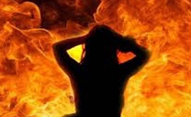 पत्नी को जिंदा जलाने का प्रयास