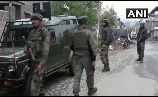 जम्मू-कश्मीर: कश्मीर के शोपियां में मुठभेड़, एक आतंकवादी ढेर, हथियार बरामद