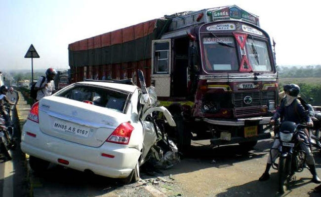 उत्तर प्रदेश : खड़ी ट्रक में कार घुसी,सात लोगों की मौत, मृतक में से एक सीवान का