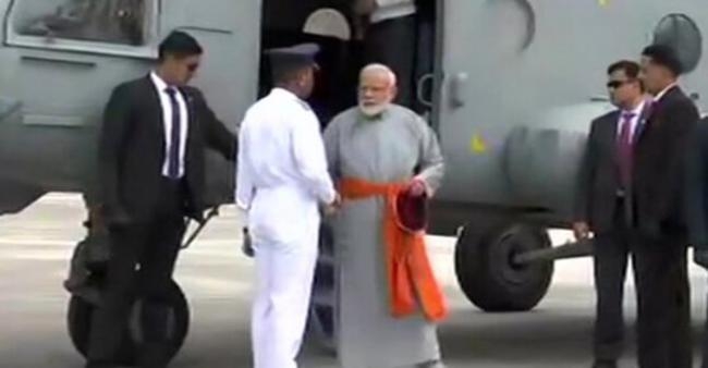 सिर पर टोपी और पहाड़ी ड्रेस में केदारनाथ मंदिर पहुंचे पीएम मोदी