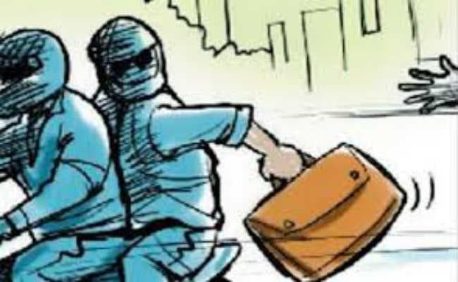 बंगाल से रुपये लेकर लौट रहे दो एजेंट से 8.7 लाख की लूट