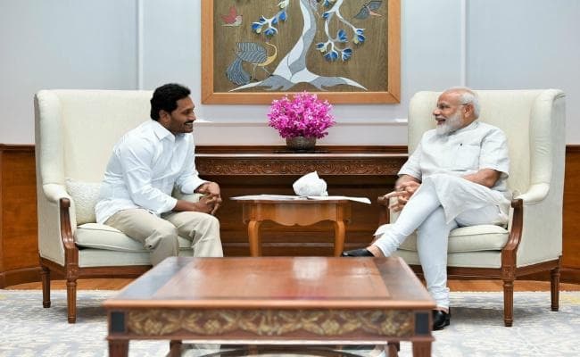 जगन मोहन रेड्डी को पीएम मोदी ने लगाया गले, आंध्र प्रदेश फतह पर दी बधाई