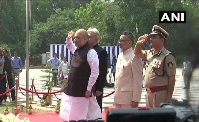 गृह मंत्री अमित शाह ने राष्ट्रीय पुलिस स्मारक पर शहीदों को दी श्रद्धांजलि, संग्रहालय का भी किया दौरा