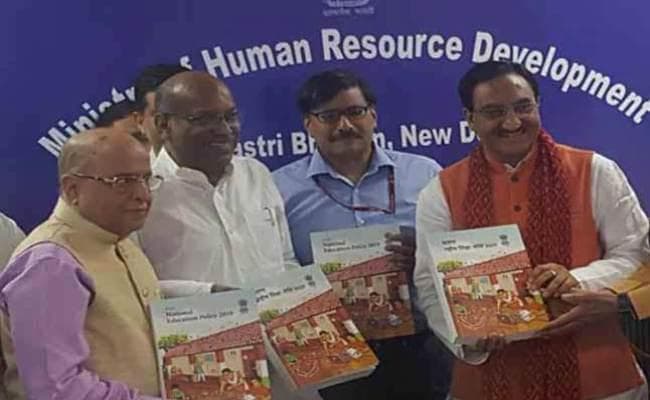नयी शिक्षा नीति के मसौदे से हिंदी की अनिवार्यता समाप्त, जानें क्या है लोगों का रिएक्शन…