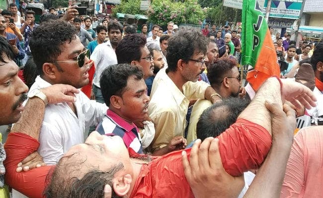 #WestBengal : भाजपा के लालबाजार अभियान के दौरान हंगामा,बैरिकेट तोड़ने की कोशिश, मुकुल अस्वस्थ हुए