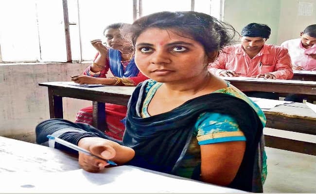 जज्बे को सलाम पैर से लिखना सीखा, पीएचडी करने की तमन्ना