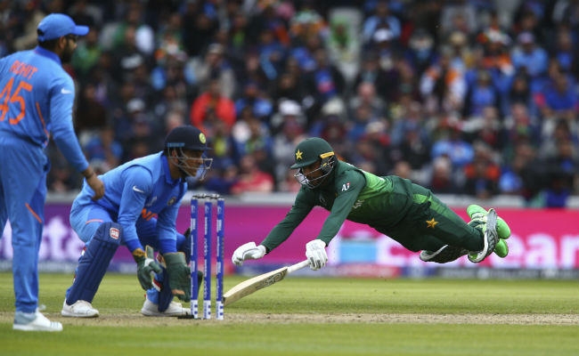 WC2019 : भारत के आगे पाकिस्तान पस्त, कोहली के धुंरधरों की वर्ल्ड कप में सातवीं जीत WC2019 : भारत के आगे पाकिस्तान पस्त, कोहली के धुंरधरों की वर्ल्ड कप में सातवीं जीत