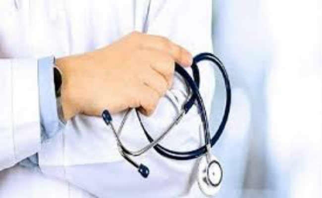 युवक की अस्पताल में मौत पर परिजनों-चिकित्सकों में मारपीट