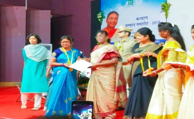 बड़कागांव की उमा कुमारी को राज्यपाल के हाथों उत्कृष्ट शिक्षिका का पुरस्कार मिला