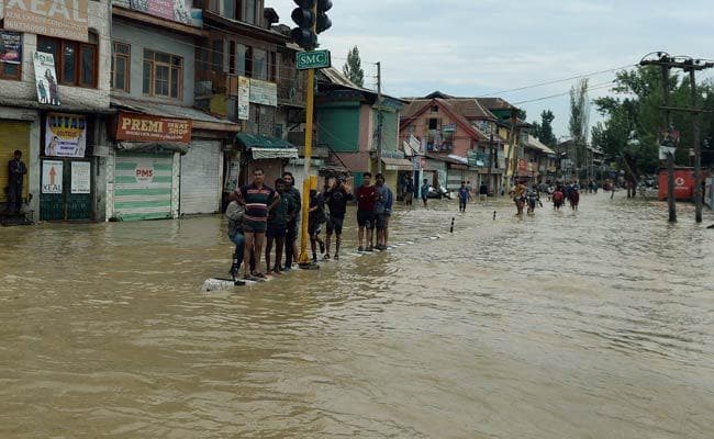 कालचीनी के विभिन्न इलाकों में लगातार बारिश से भारी तबाही