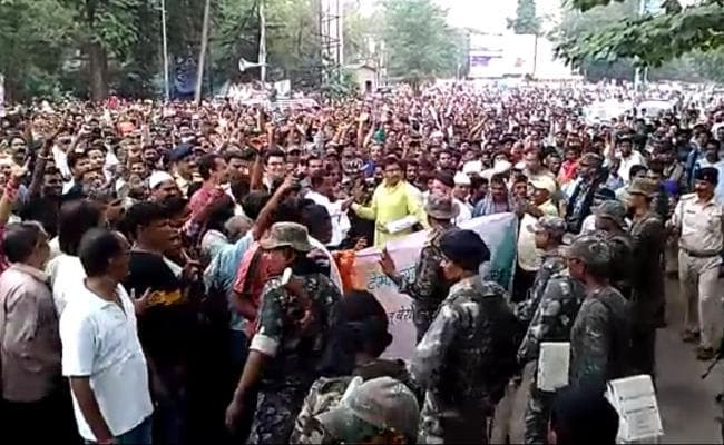 न्यूटाउन : कट मनी को लेकर विरोध-प्रदर्शन