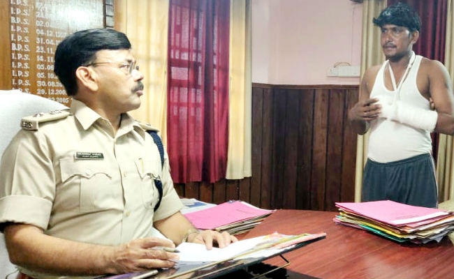 लूट की शिकायत करने पहुंचे पीड़ित को पुलिस ने पीटा, हाथ तोड़ कर छोड़ा, …जानें क्या है मामला?