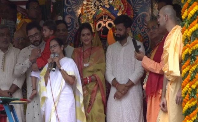 लाल पाड़ की पीली साड़ी में जय जगन्नाथ का जयघोष करने पहुंची नुसरत जहां, कहा मैं आज भी मुसलमान, पर …