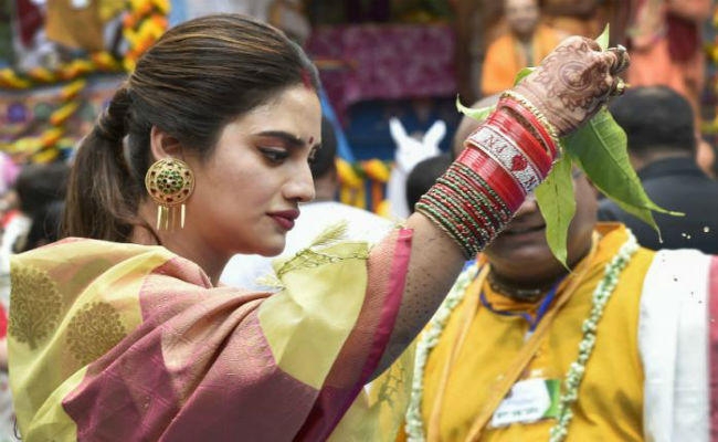 सिंदूर व मंगलसूत्र पहन कर रथयात्रा में शामिल हुईं नुसरत