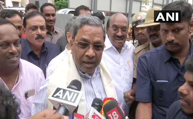 कर्नाटकः संकट में कुमारस्वामी सरकार, इस्तीफा देकर मुंबई पहुंचे कांग्रेस- जेडीएस विधायक, जानें हर अपडेट