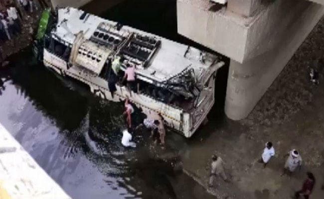 यमुना एक्सप्रेस-वे पर बड़ा हादसाः पुल से नीचे गिरी बस, 29 की मौत, कई घायल, बचाव कार्य जारी
