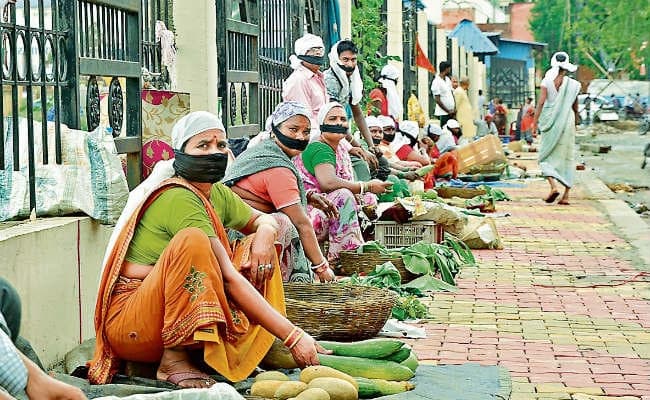 सिर पर कफन बांध और मुंह पर काली पट्टी बांधे फुटपाथ दुकानदारों ने लगायी दुकान, जानिए कारण