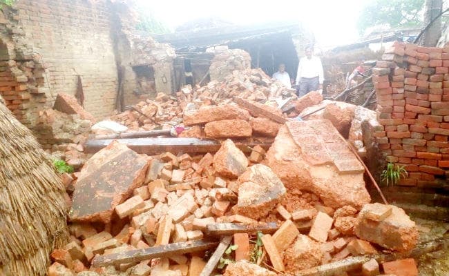 सीतामढ़ी : भारी बारिश से मकान की छत गिरने से महिला और दो बेटियों की मलबे में दब कर मौत