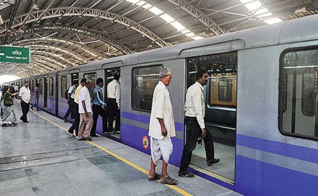Kolkata Metro: दरवाजे में फंसा रहा यात्री का हाथ और चल दी ट्रेन, मौत