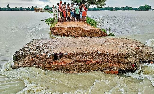 बिहार में नदियां उफनायीं: सैकड़ों गांव टापू में हुए तब्दील, 10 जिलों में बाढ़ का कहर, 16 की मौत