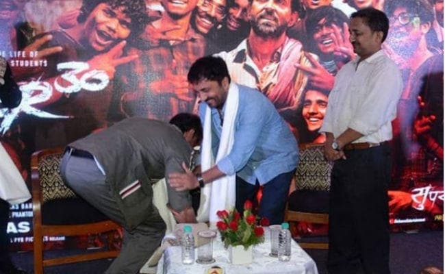 Super 30: रितिक ने आनंद कुमार के पैर छूकर लिया आशीर्वाद, बोले – मैं खुशकिस्मत हूं कि…