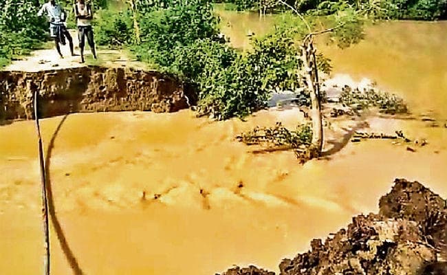 प चंपारण और मधुबनी में बांध टूटे, आवागमन ठप
