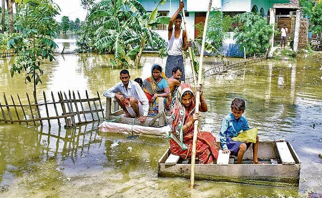 मुजफ्फरपुर : लाल निशान पर पहुंचा बूढ़ी गंडक का पानी, देर रात सिकंदरपुर में 52.53 मीटर पहुंचा जलस्तर, गोरियारी तटबंध टूटा