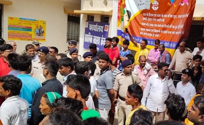 बिहार : छपरा में सड़क किनारे मिट्टी की कटाई से बने गड्ढे में डूबे 9 बच्चों में 7 की मौत