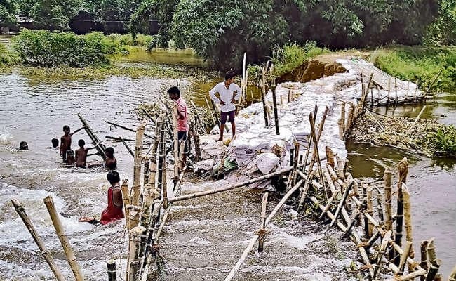 मुजफ्फरपुर : बांध के टूटने से 16 पंचायतों के लोगों की उड़ी नींद