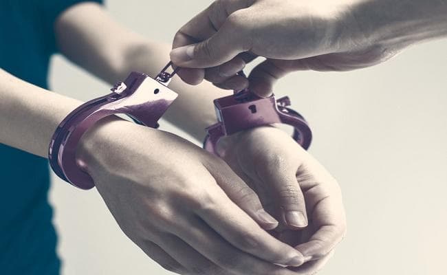 पटना : मिनीगन फैक्टरी का भंडाफोड़, एक राइफल सहित तीन हथियार बरामद, महिला गिरफ्तार
