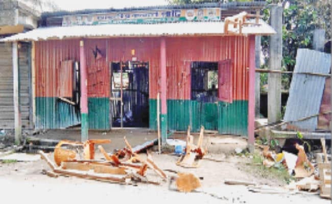 बम धमाकों से थर्राया कूचबिहार का चांदामारी बाजार, इलाके में आतंक बम धमाकों से थर्राया कूचबिहार का चांदामारी बाजार, इलाके में आतंक
