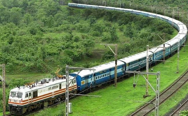 ट्रेन से सस्ता हवाई किराया, रेलवे अधिकारी अब कर सकेंगे हवाई जहाज से आधिकारिक यात्रा