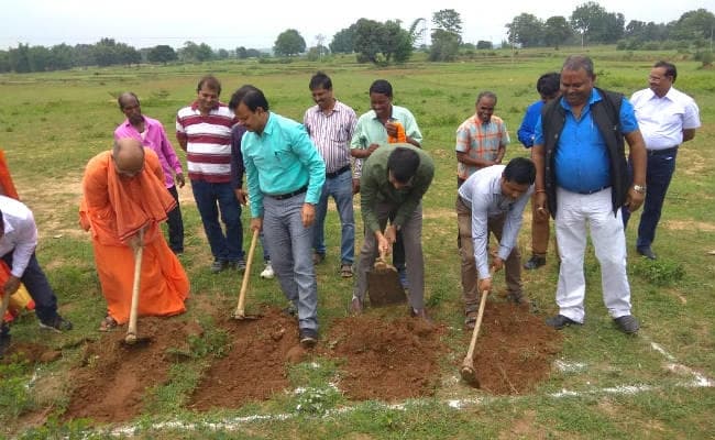 मुख्यमंत्री के प्रधान सचिव ने किया श्रमदान, कहा- सप्ताह में एक दिन श्रमदान कर श्रमिकों को सम्मान दें