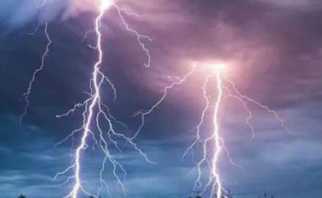 ठनका गिरने से 15 फुटबॉलर घायल