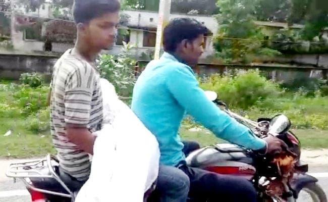 शव ले जाने के लिए ना वाहन मिला और ना स्ट्रेचर, पोस्टमार्टम रूम के बाहर घंटे भर तक गोद में शव लिये खड़े रहे परिजन, फिर…