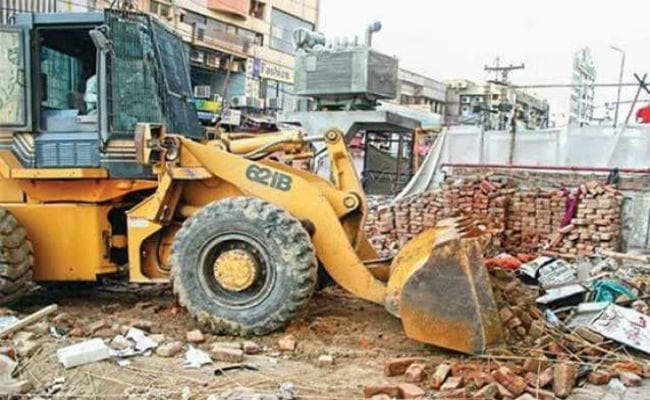 दर्जनों मकानों, दुकानों पर चला बुलडोजर