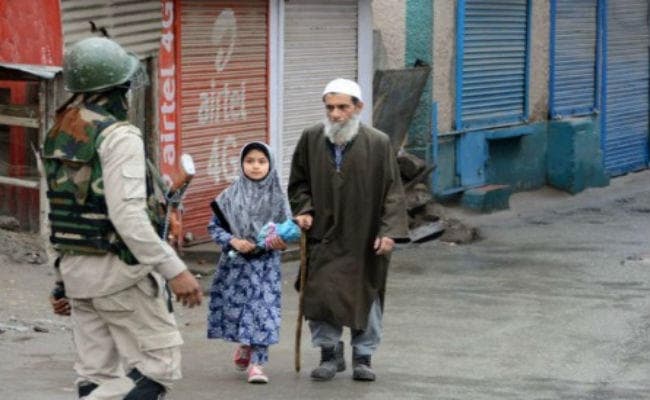कश्मीर घाटी में सामान्य हो रहे हालात, 16 दिन बाद फिर से खुले स्कूल, छात्रों की उपस्थिति कम