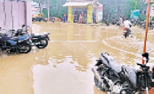 बारिश से सदर अस्पताल का परिसर डूबा, मरीजों को परेशानी